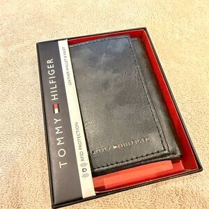 NWT Tommy Hilfiger Black Leather Wallet